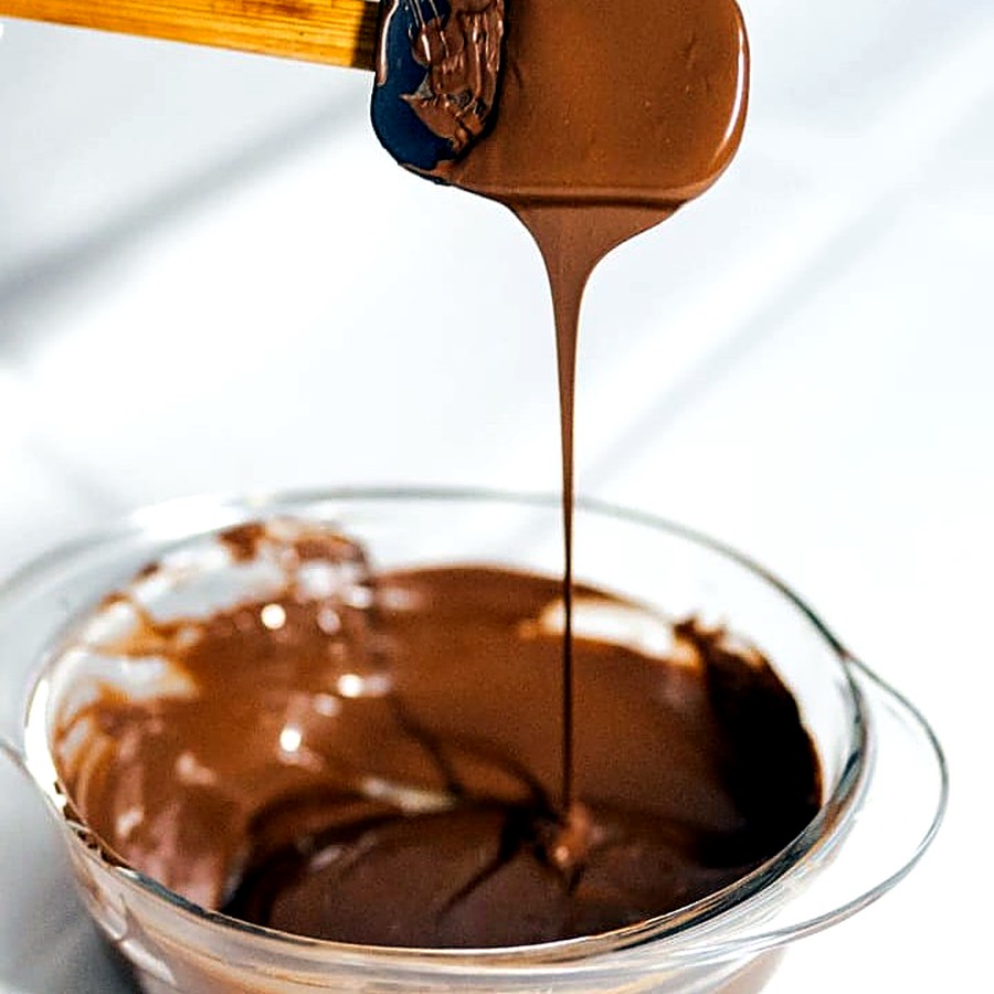 Chocolate artesanal derretido sendo preparado na cozinha da Daya Delícias